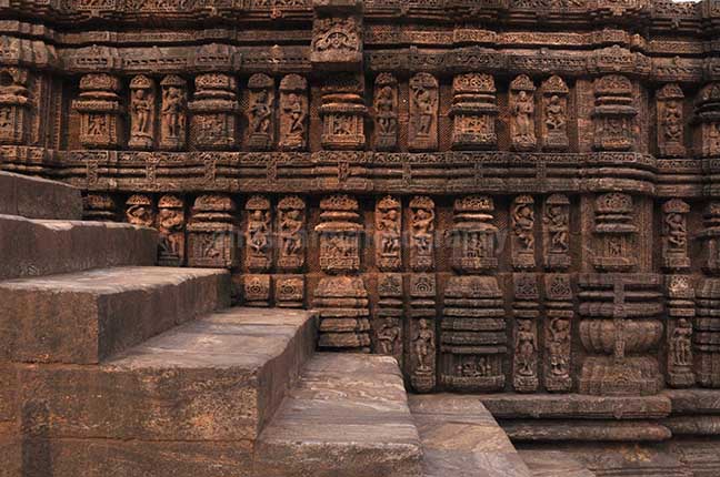 Monuments: Sun Temple Konark, Orissa (India) - Richly carved sculptures of dancers and musicians at Konark Sun Temple, Bhubaneswar, Orissa, (India) by Anil Sharma Photography