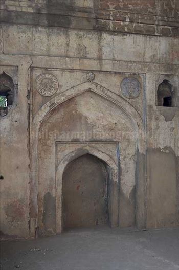 At the top of this boali, there are the ruins of an old  mosque which belongs to the Tughlaq period.