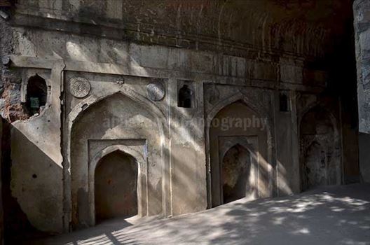 Monuments: Agrasen ki Baoli, New Delhi (India) - An old mosque at the top of this boali with three mehrabs (niche) the one in the middle was used by imam to lead the prayers.
